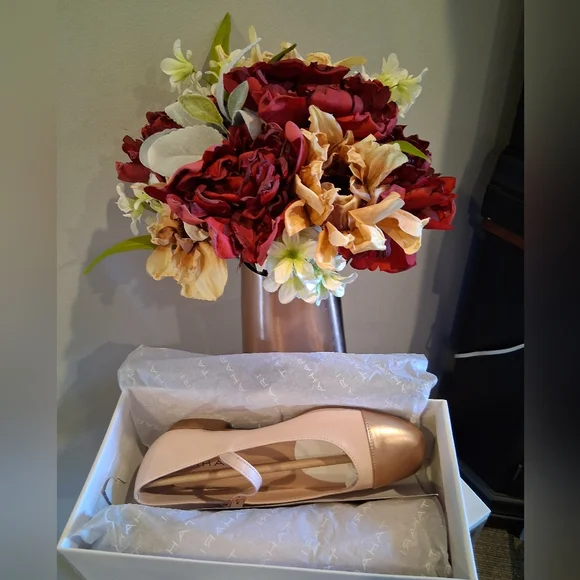 Tahari Loft Cap Toe Flats, Blush Pink and Gold. Size 7 - Picture 4 of 7